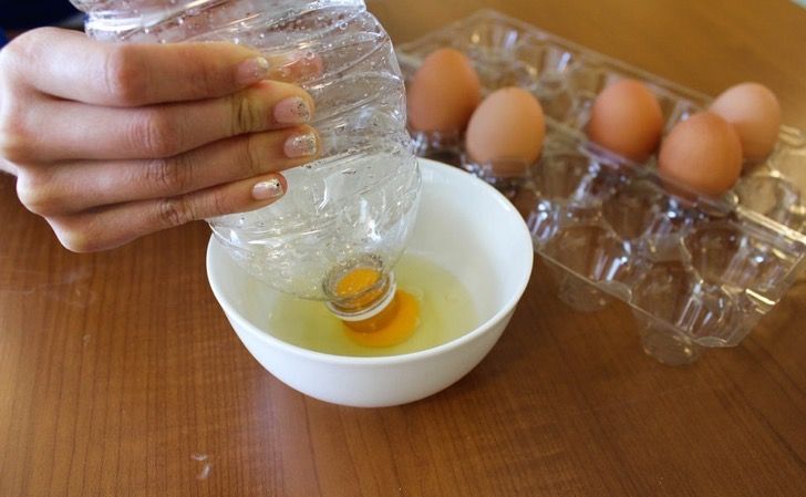 Separar la yema de la clara de un huevo con una botella de plástico